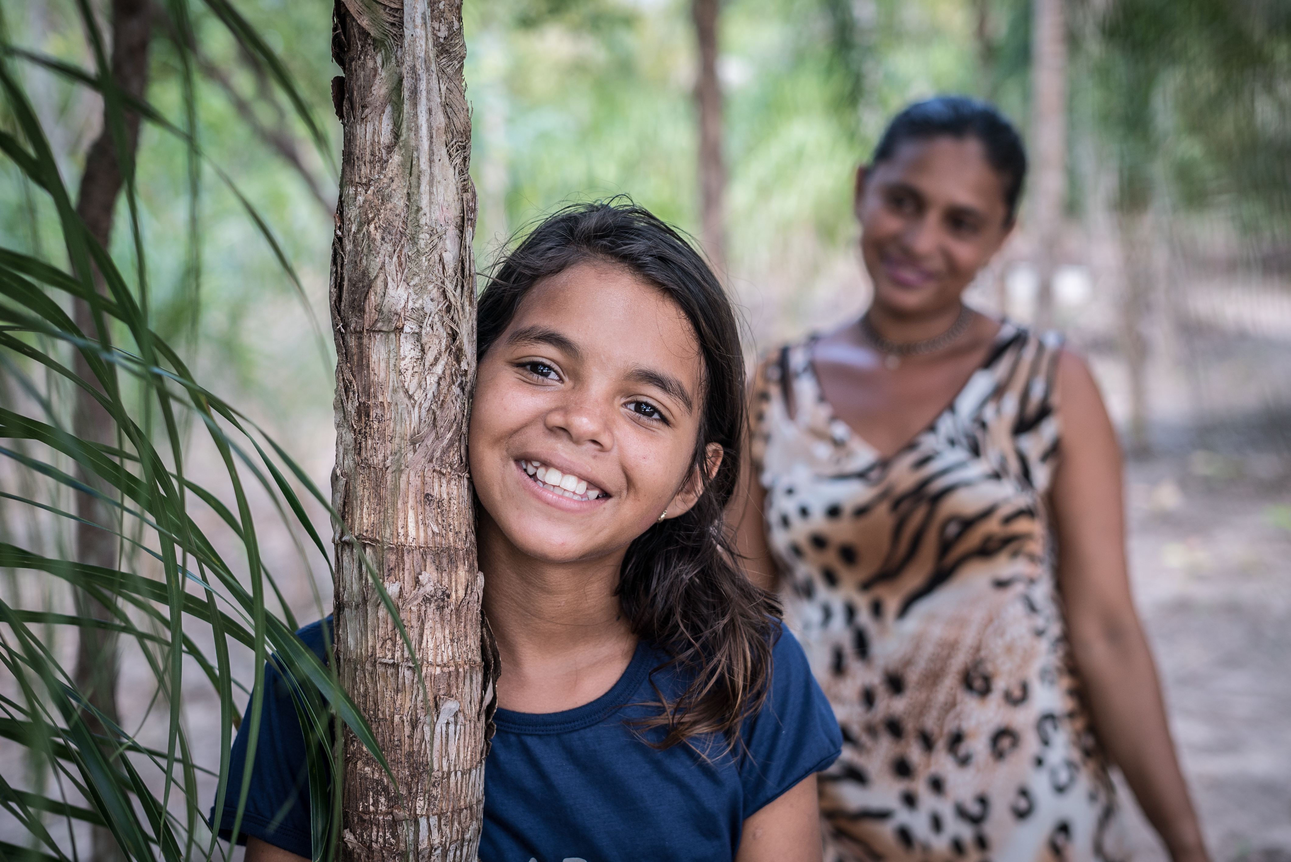 Mère avec sa fille souriantes