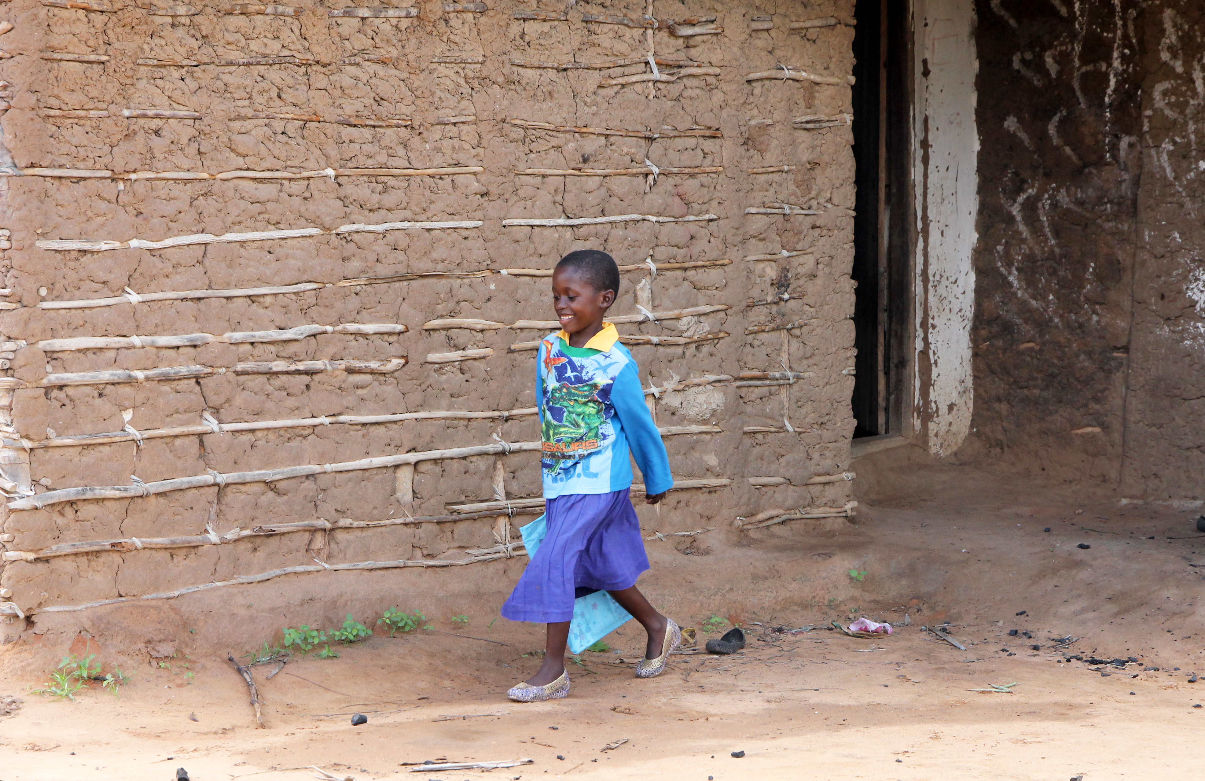 Fille qui marche dans la rue