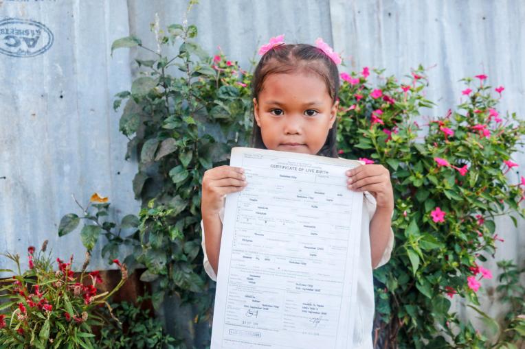 Rowena, 4 ans et son certificat de naissance aux Philippines