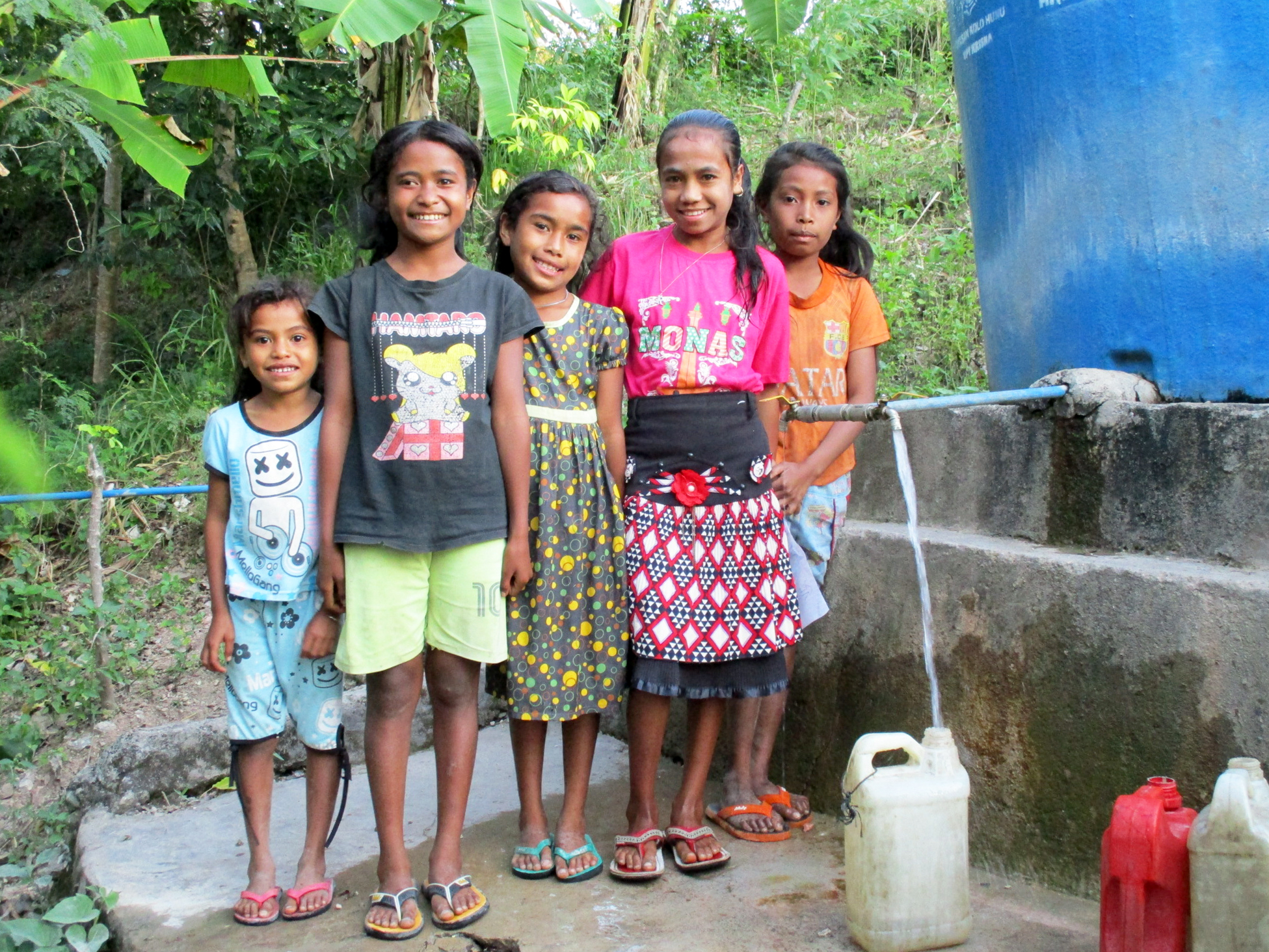 Des bidons de 10 litres d'eau pour les situations d'urgence 