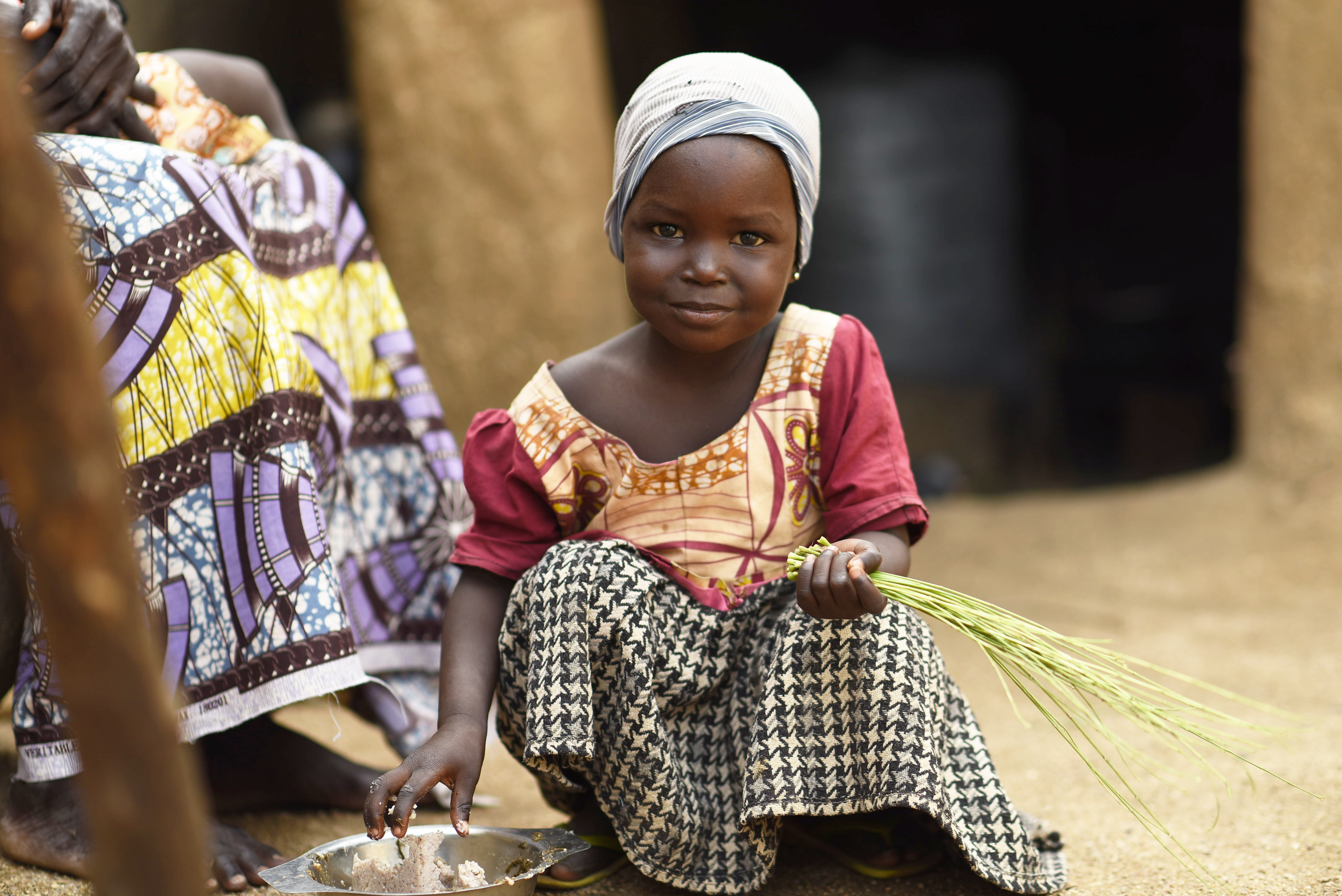 Fille assise en train de manger