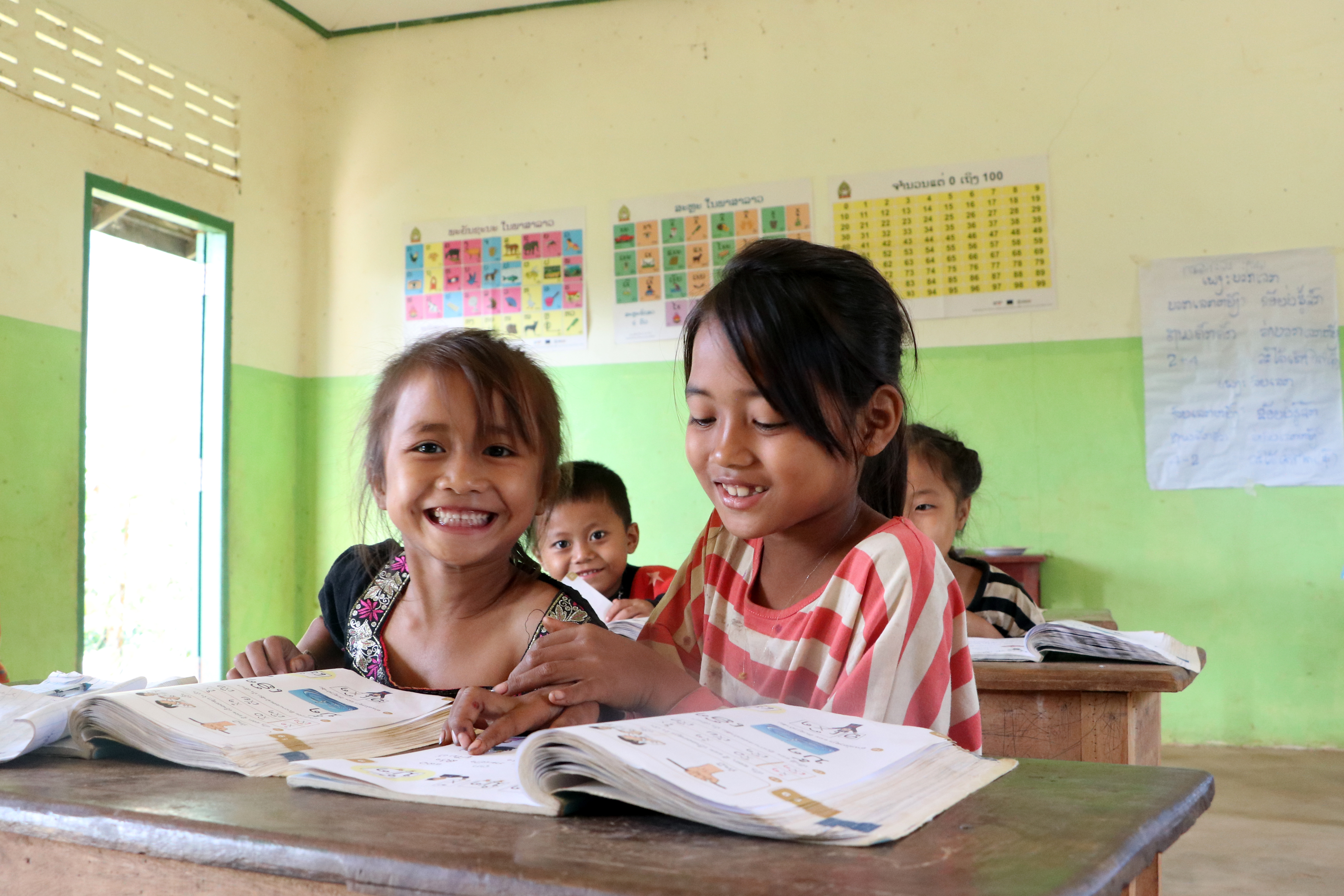 Groupe d'enfants en train d'étudier à l'école