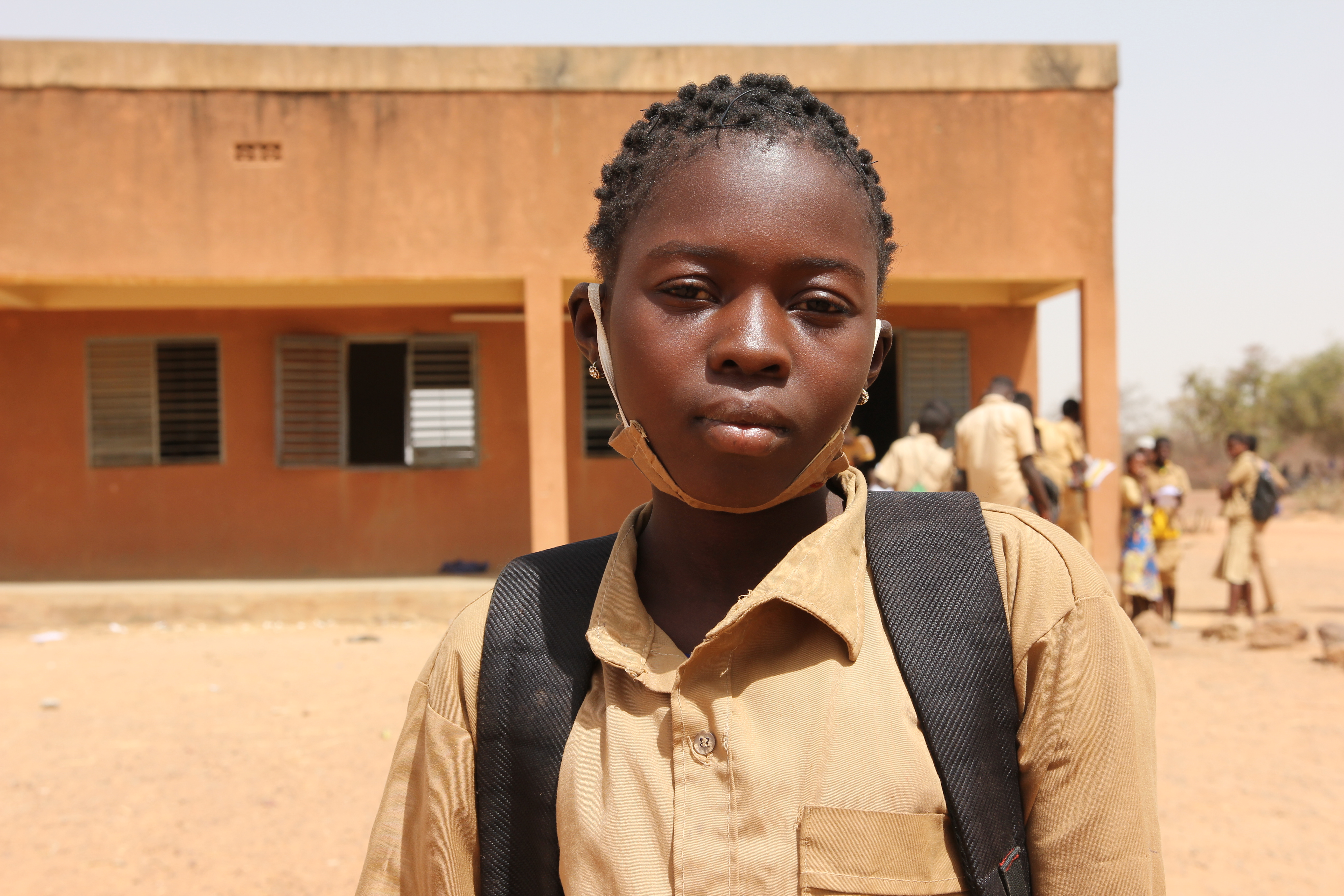 Enfant à l'école fixant la caméra