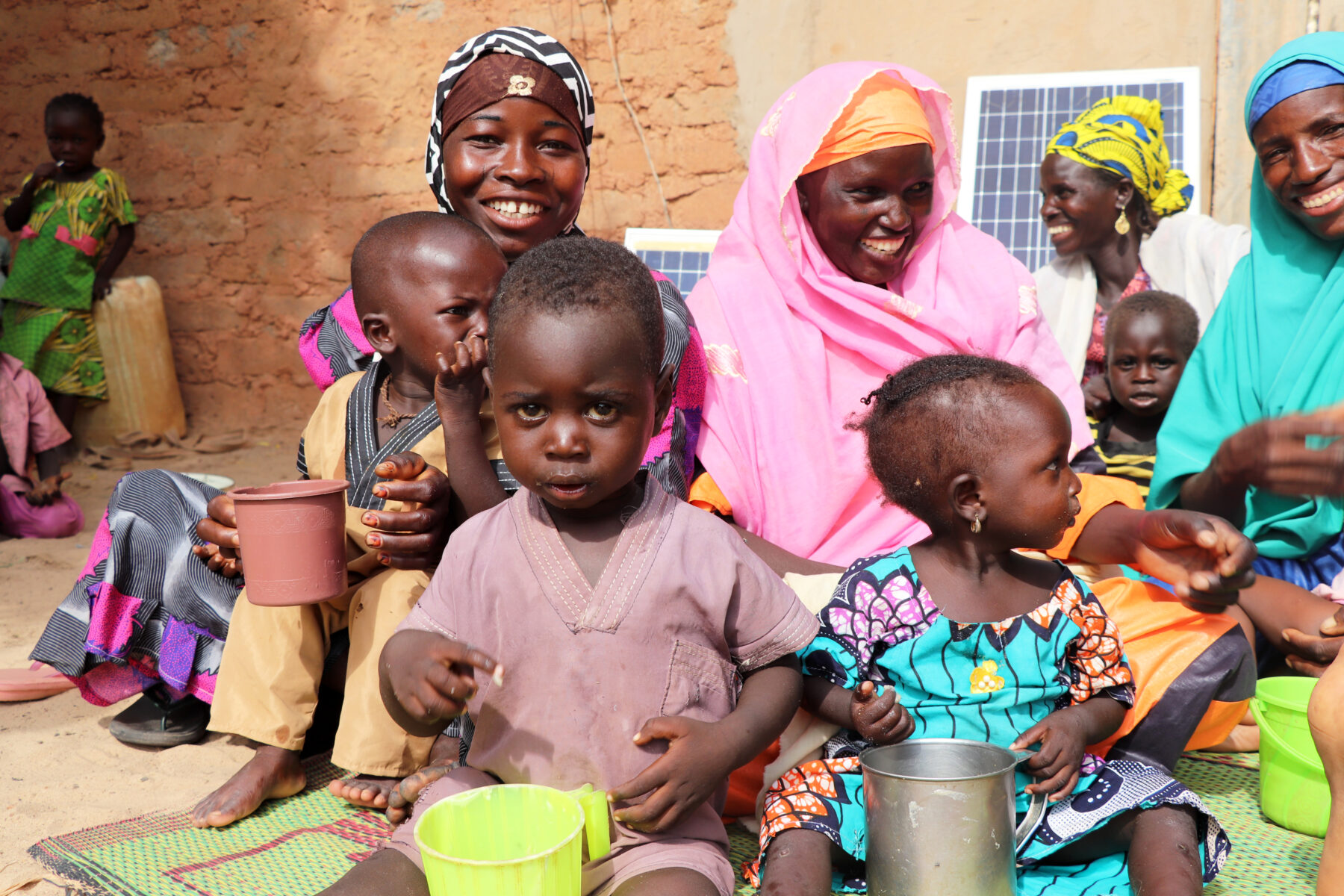 Groupe d'enfants et de femmes en train de manger