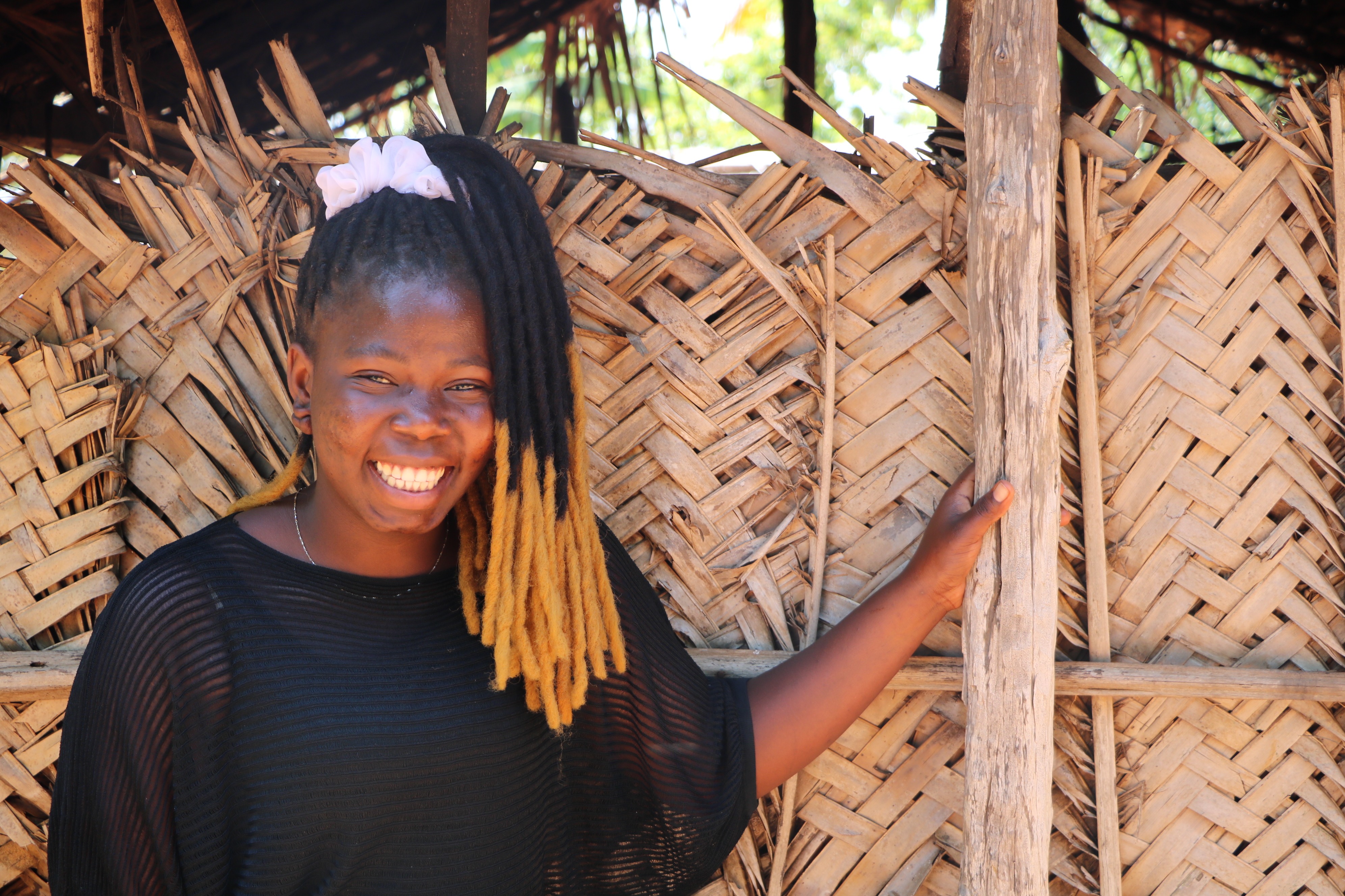 Jeune femme souriante