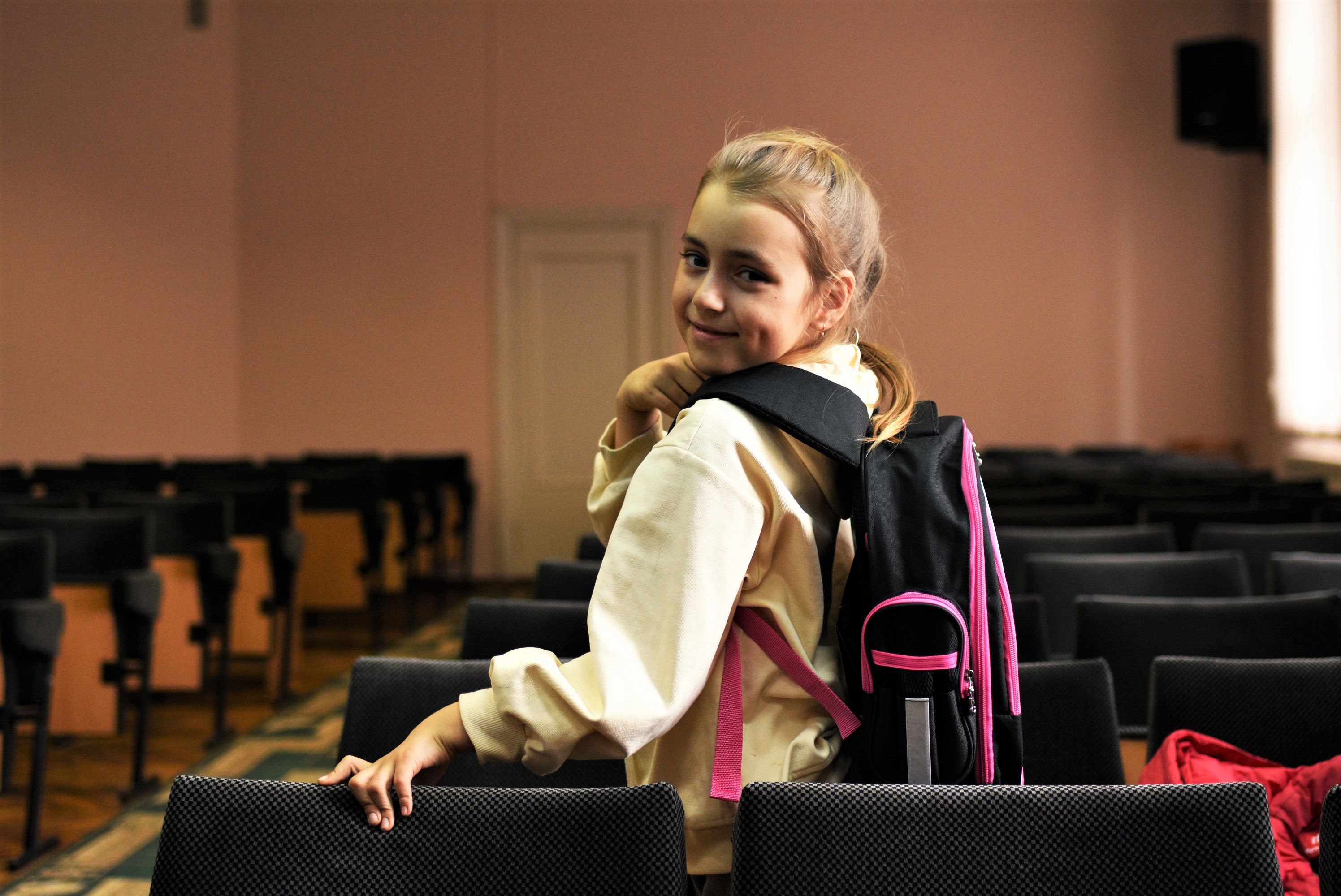 Fille avec un sac à dos