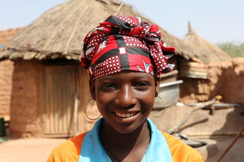 Jeune femme souriante fixant la caméra