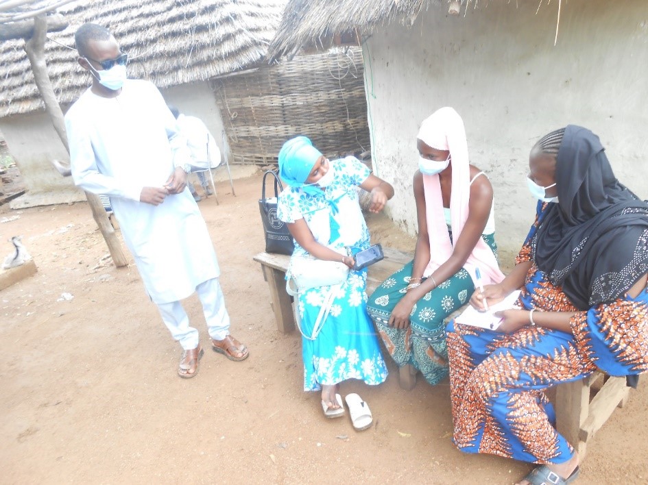 Groupe de personnes qui parlent ensemble