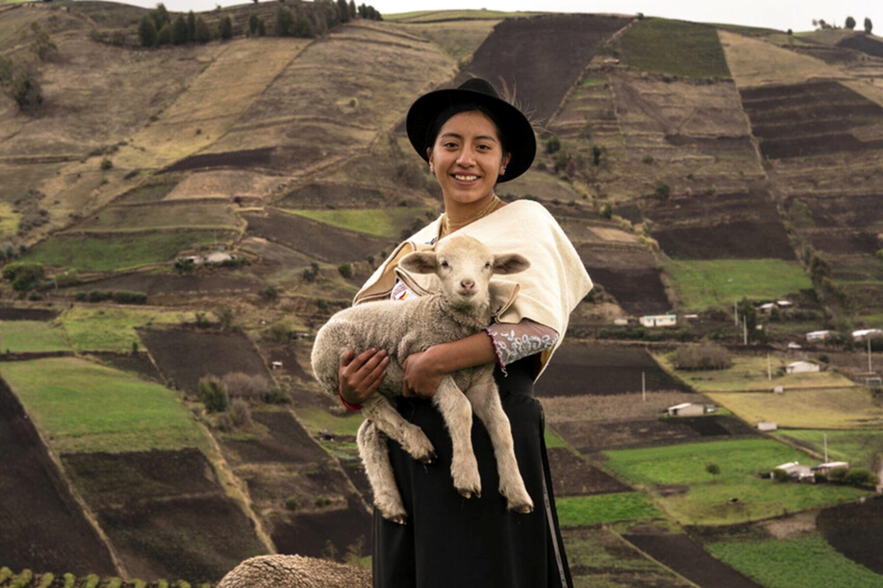 Erika, souriant avec sa chèvre dans les bras