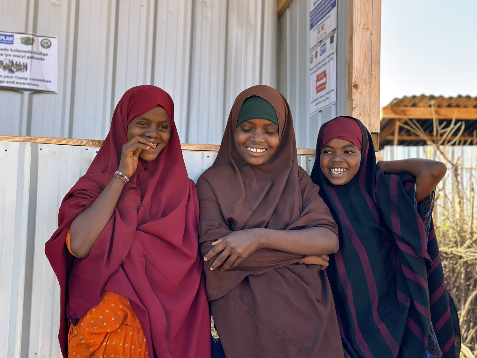 3 filles souriantes