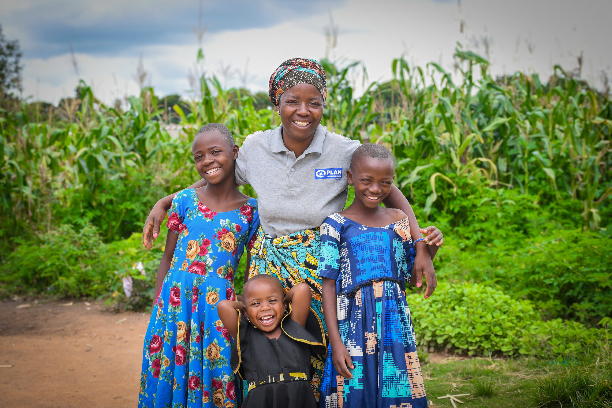 Tanzanie femme souriante et 3 enfants