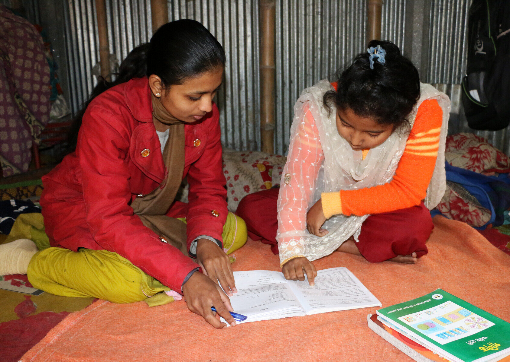Deux filles apprennent