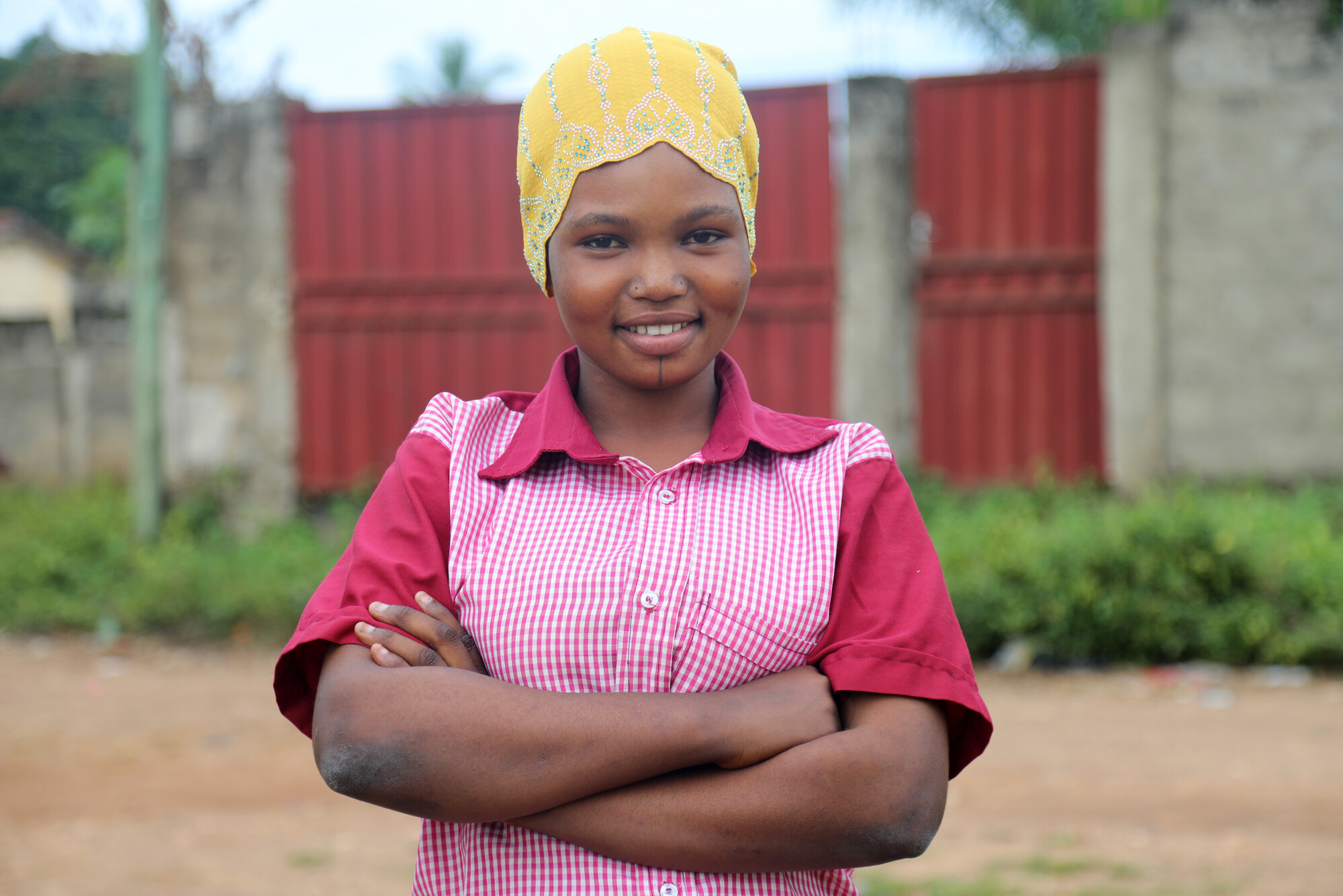 Togo fille souriante les bras croisés