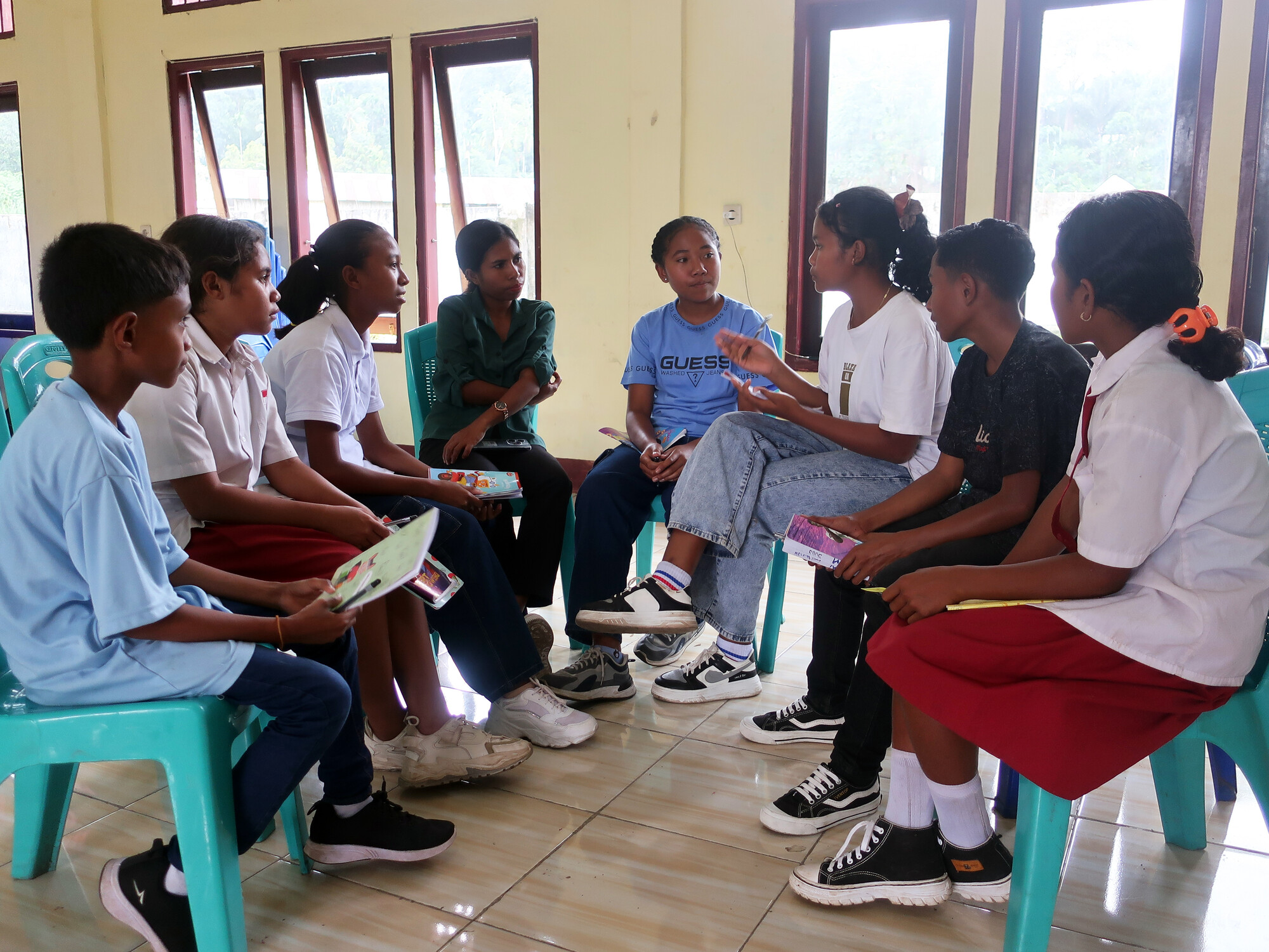 Indonésie Groupe d'enfants qui discutent