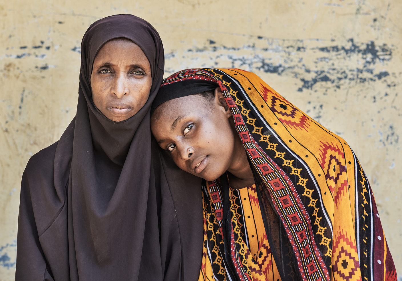 Ethiopie une fille caline sa mère