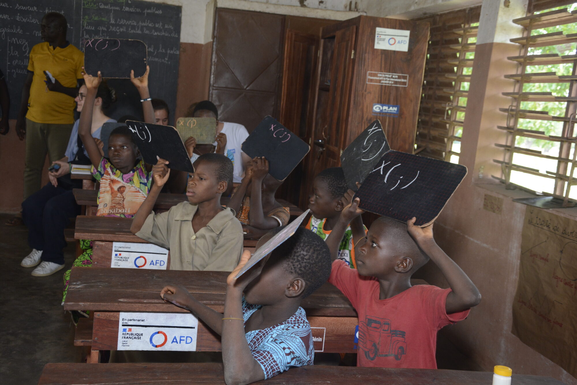 groupe d'enfants à l'école au Bénin