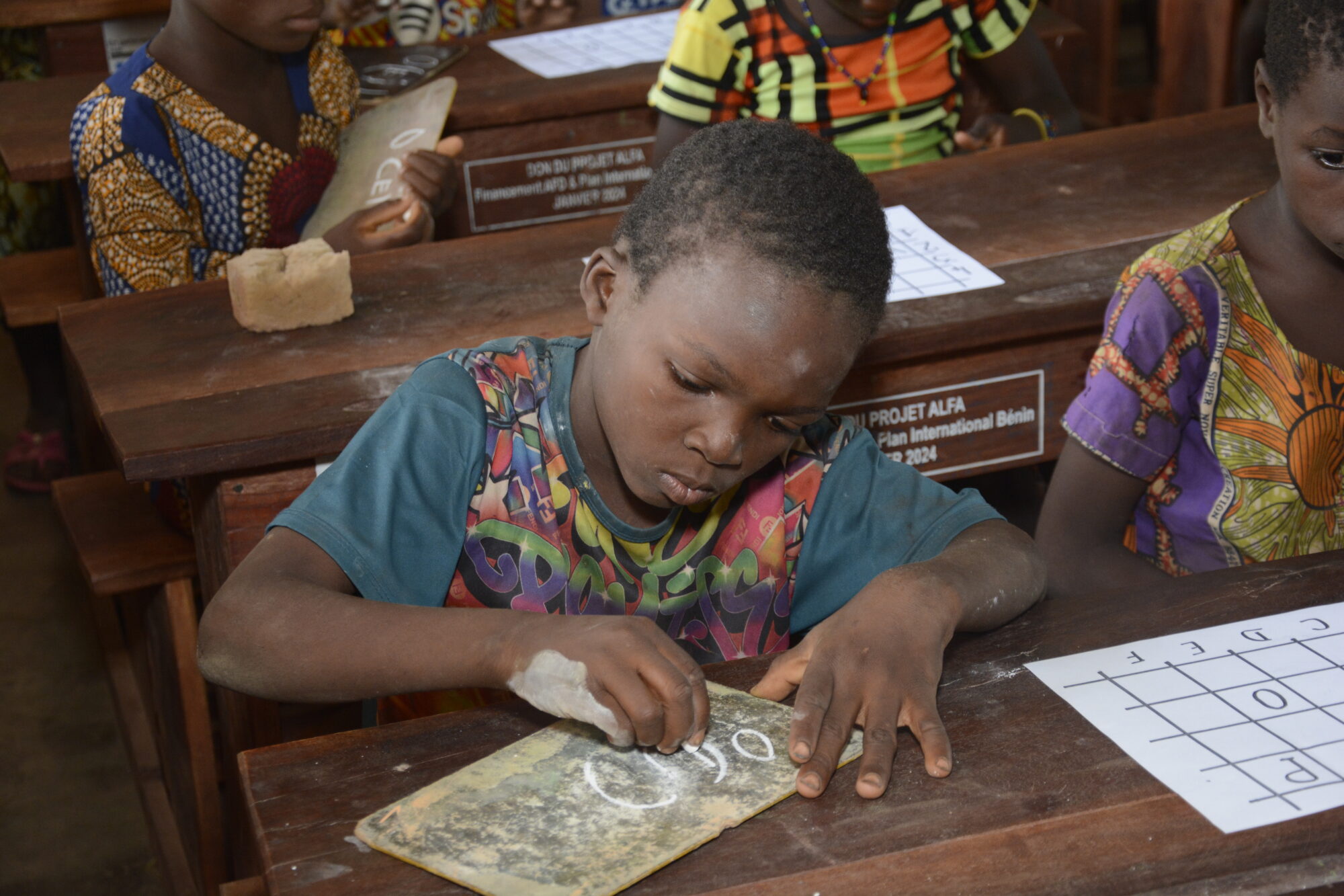 Jeune garçon au Bénin participant au programme ALFA de Plan International